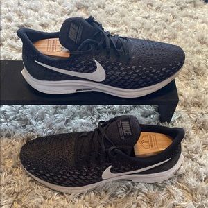 Nike women’s 9.5 Pegasus Zoom 35 sneakers